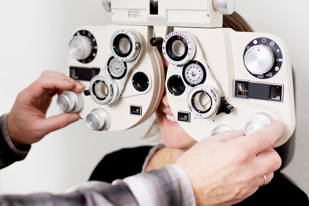eye measurement at eye clinic