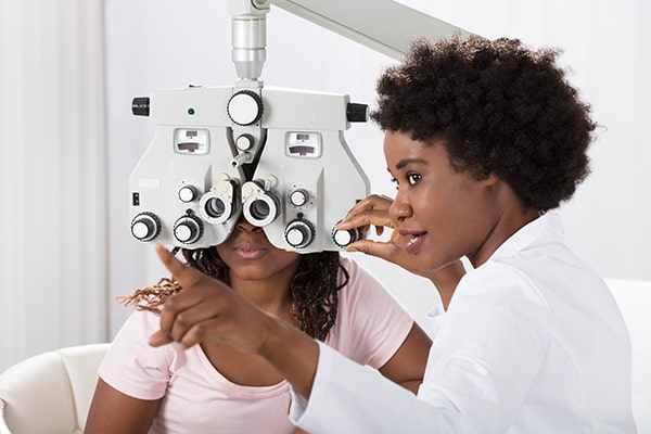 optician giving eye measurement at marble falls eye clinic